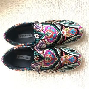 Steve Madden “Geary” Embroidered Platform Sneaker